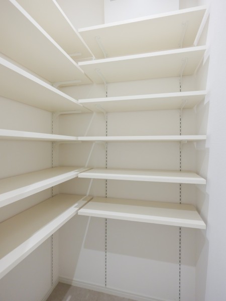 玄関にはシューズインクローゼットが備わっており、豊富な棚付きでアウトドアグッズなども収納可能です。