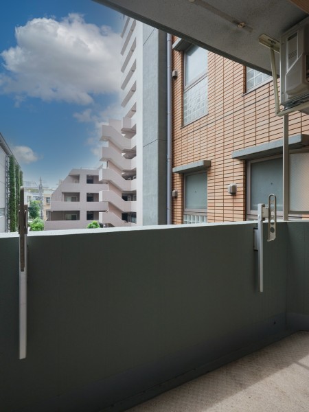 リビングダイニングキッチンと洋室1に隣接したバルコニーです。物干し金物付き、天気の良い日には洗濯物がしっかりと乾きそうです。