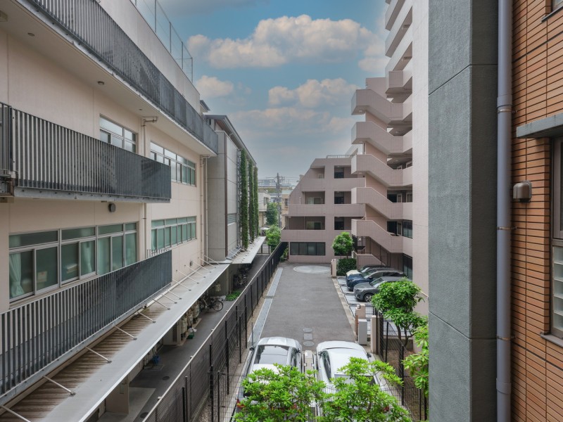 バルコニーからの眺望です。のびやかに広がる空が日常になり、至福の時間に包まれる住まいです。