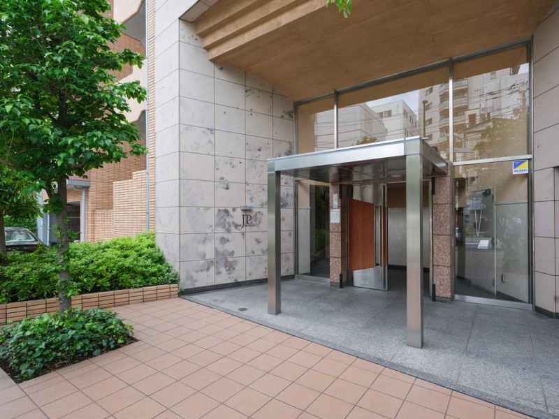 洗練された共用部が安らぎに満ちた住まいへ誘います。定期的なメンテナンスが行われ綺麗に保たれたエントランスです