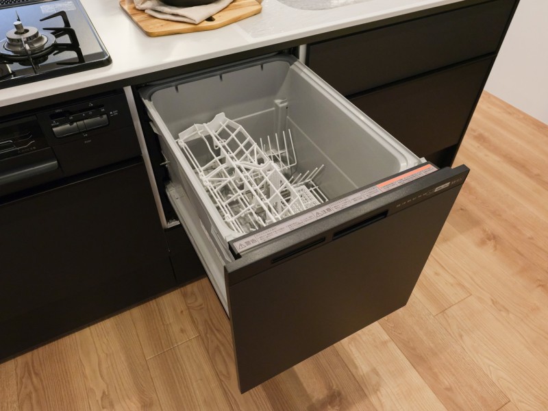 ◆食器洗浄乾燥機◆家事の時間を短縮できる優れもの。さらに節水・節約を同時に行うことができるので、大変人気があり重宝します。