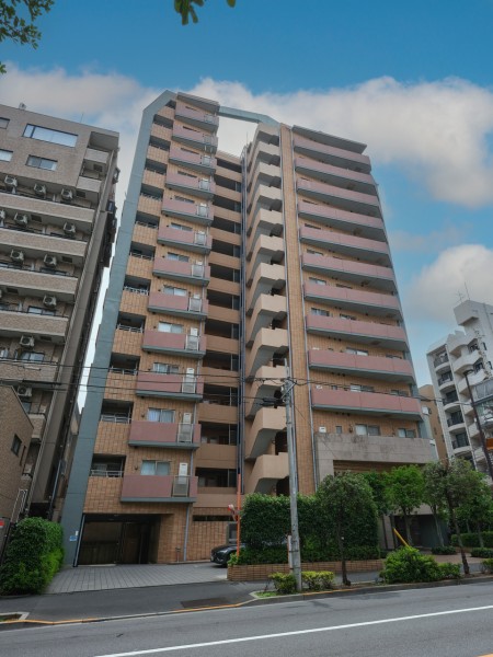 人気のある『神楽坂』が生活圏。『牛込神楽坂』駅徒歩2分、『神楽坂』駅徒歩６分の利便性・住環境に優れた立地です。近隣に小中学校、区民センターや図書館などの施設も充実しています。