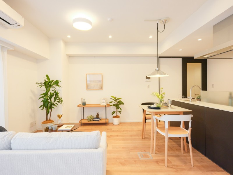 リュクスな暮らしが叶うリビングは木の温もりと上質感を味わえるお部屋です。ピクチャーレールを設置したので壁を傷つける心配なくお気に入りのアートやグリーンを飾りインテリアを楽しめます。