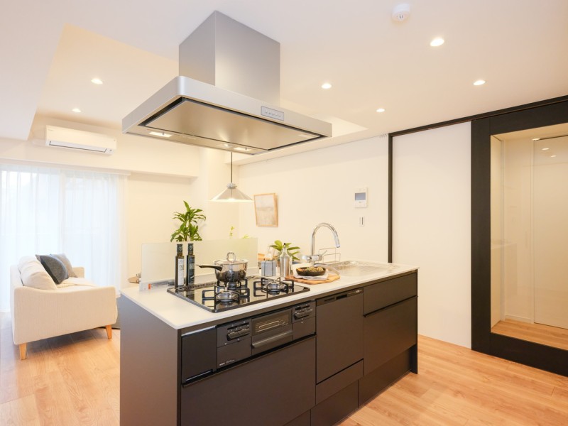 存在感を放つアイランドキッチンがお部屋の主役に。現代のライフスタイルに合った間取りに変更しました。住まいと暮らしにフィットするデザイン性と機能性を兼ね備えています。