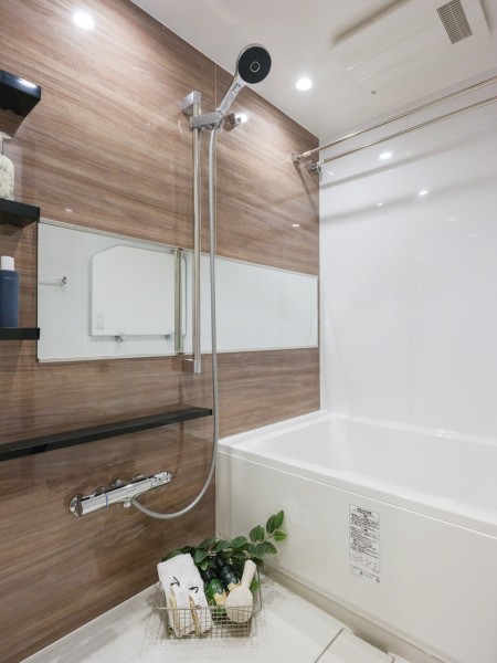 毎日のバスタイムを贅沢に、豊かにしてくれるバスルームです。暖房・涼風・換気・乾燥機能付きで1年中快適なバスタイムをお楽しみいただけます。