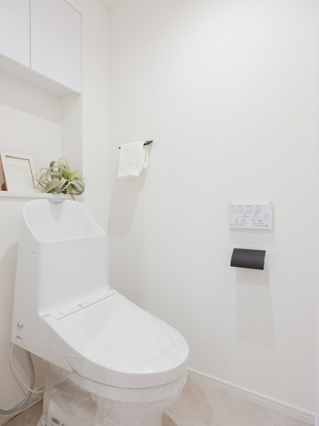 TOTO製ウォシュレット一体型のトイレは、お掃除の手助けをしてくれる便利機能が搭載されています。毎日使う場所だからこそ、清潔感と使いやすさを考慮したレストルームです。