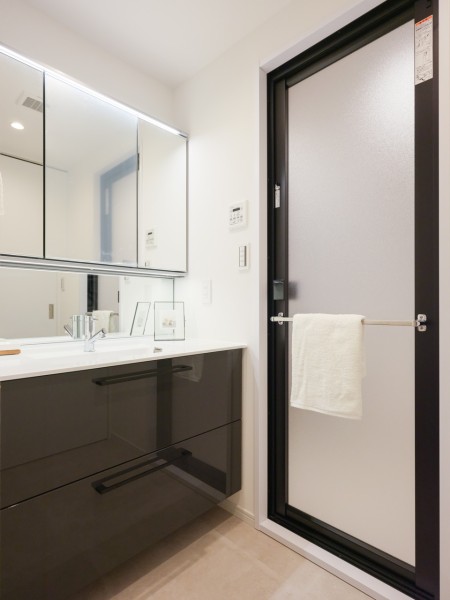 空間に美しく溶け込むスタイリッシュなデザインの洗面化粧台です。入浴後の豊かな時間を演出し、心からくつろげるプライベート空間です。