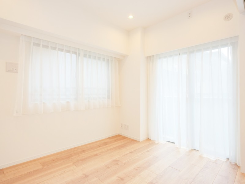 洋室1は、二面採光ならではのたっぷりの光と風を運んでくれる明るいお部屋です。のびやかな空間の中で、ほっと一息つけるやすらぎの時間が流れます。