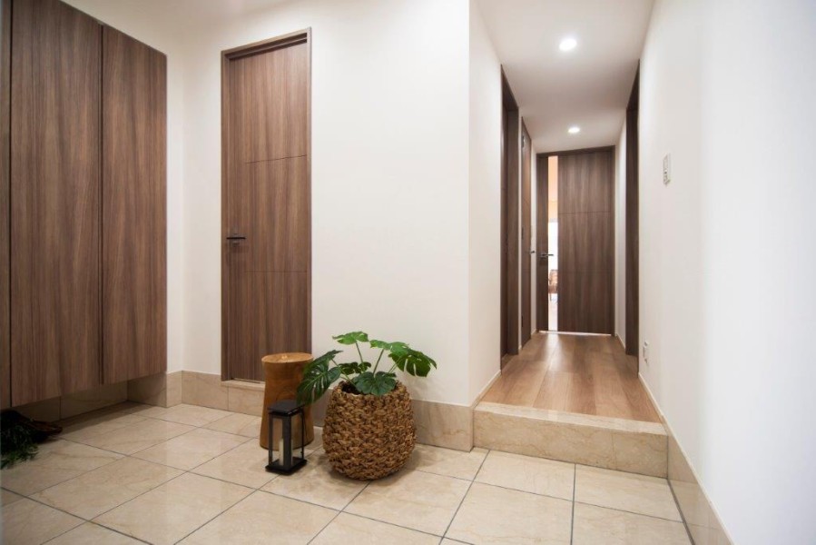 住まいの顔となる玄関は、約3.5帖の広々とした玄関です。ゆとりがある空間なので、キャリーケースなど大きいお荷物の移動も快適です。