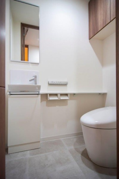 ほしかった機能が揃ったTOTO製ウォシュレット一体型トイレを新規設置しました。専用の手洗いボウルと、大きなミラーが付いているので、身だしなみを整えるのにも便利です。