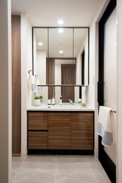 空間に美しく溶け込むスタイリッシュなデザインの洗面化粧台です。豊かな洗面空間での暮らしを、毎日お楽しみいただけます。