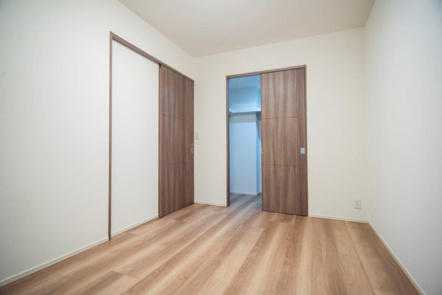 洋室1には頼もしい収納力を持つウォークインクローゼットを備え付けました。凹凸がないお部屋なので、居室部分を広々とお使いいただけます。