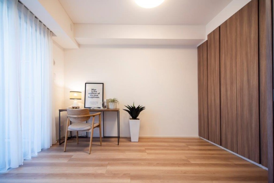 洋室2は南東向きのテラスに接続します。心地よい素材感を活かし、ぬくもりが感じられるナチュラルテイストな住空間です。