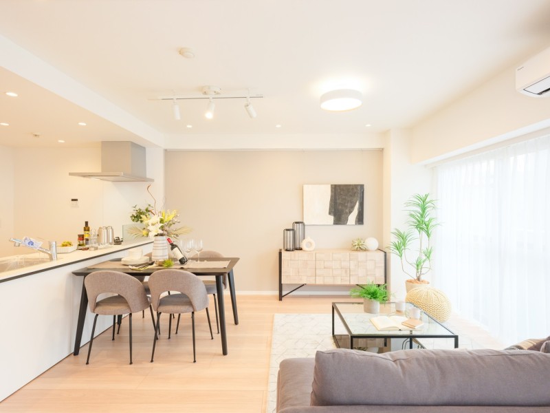 爽やかな白と温もり溢れる木目調を心地よく感じるナチュラルテイストなリビングです。南向きの窓からは、柔らかな自然光が差し込み心地よい時間が流れます。