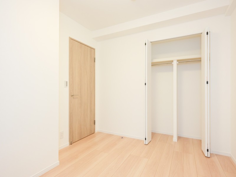 約4.8帖のサービスルーム(納戸)です。テレワークや読書など、落ち着いた時間を過ごすのにもぴったりな空間です。