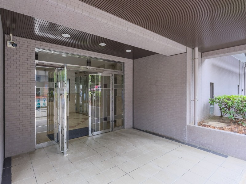 定期的なメンテナンスが行われ、管理体制良好なマンションです。明るさとぬくもりを感じる、落ち着いた佇まいです。