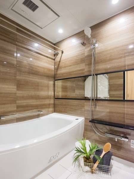 1日の疲れを癒してくれるバスタイムは、柔らかな木目調のアクセントパネルでより一層くつろぎの空間に。手すりもあるので入浴も安心です。