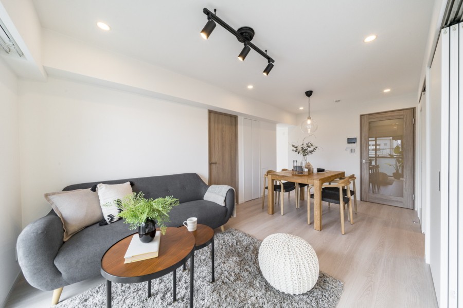 リビングダイニングは、白を基調とした明るくシンプルで洗練された佇まいを感じさせるお部屋です。どんな家具とも馴染みが良く、飽きのこない内装に仕上げました。