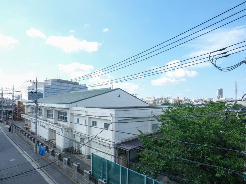 遠くまで空が見渡せる見晴らしの良い眺望が広がっています。爽やかな青空を見ながら解放感を味わい、ほっと一息つけそうです。