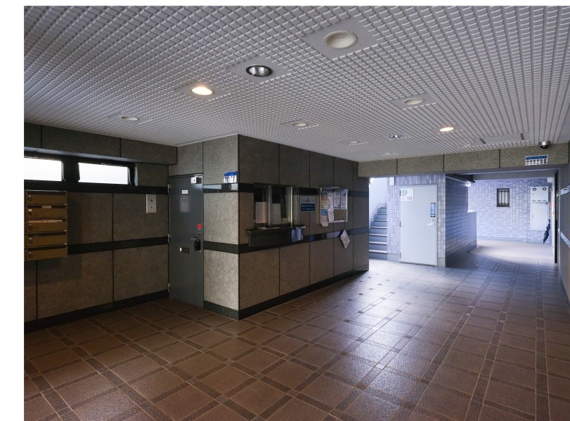 開放的な空間を感じるエントランスホールです。整ったメールボックスからは、大切に住み継がれてきた様子が伺えます。