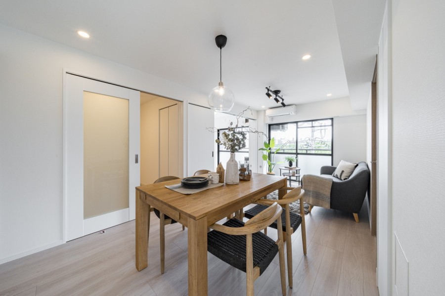 光と風が通り抜け、穏やかで心地よい時間の流れるリビングルームです。家族も快適にくつろぐことができそうです。