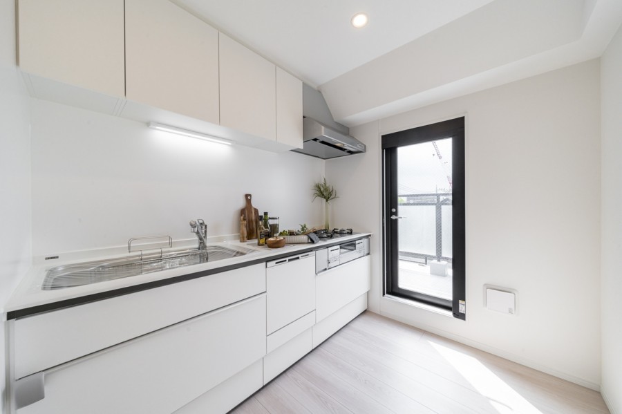 ルーフバルコニーに隣接し、自然な明かりを取り込む独立したキッチンスペースです。収納豊富で作業スペースもゆったりとしたLIXIL製システムキッチンを新規設置。ホワイトの清潔感あるキッチンです♪