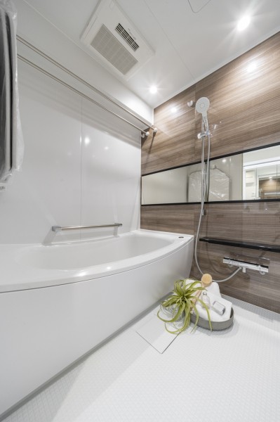 毎日のバスタイムを贅沢に、豊かにしてくれるバスルームです。美しいカーブと全身を包み込むような入浴感が特長の浴槽は、くつろぎの空間が演出してくれます。