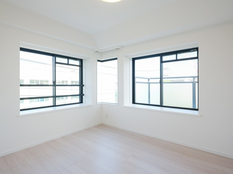 2面の窓から光が降り注ぐ洋室1です。間口の大きなクローゼットが備わっており、お部屋をスッキリとお使いいただけます。