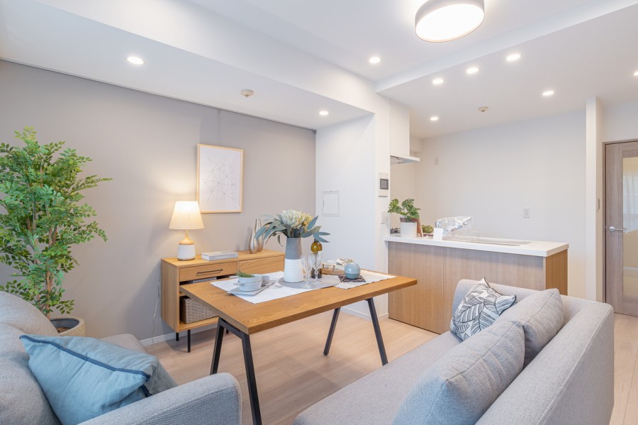 大きな窓からたっぷりと光を取り込んだ明るいリビングダイニングです。木の温もり感じるフローリングや、アクセントクロスを取りいれ、快適で上質な居住空間に仕上がりました。