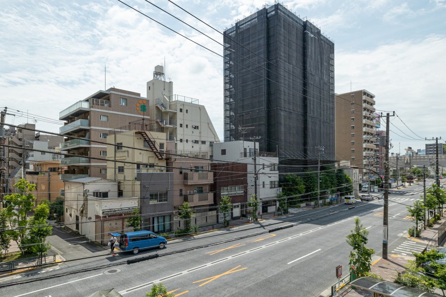 バルコニーからの眺望です。スーパーやコンビニ、ドラッグストアなどの買物施設、公園も周辺にあり、ファミリーにもうれしい住環境です。