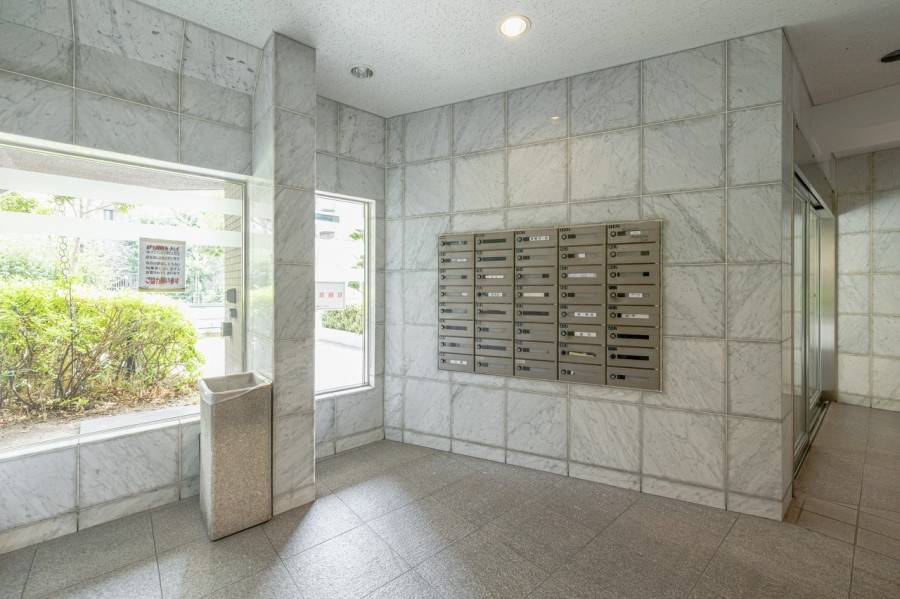 定期的なメンテナンスが行われ、管理体制良好なマンションです。エントランスロビーにも光が入り、上質な住まいを予感させます。