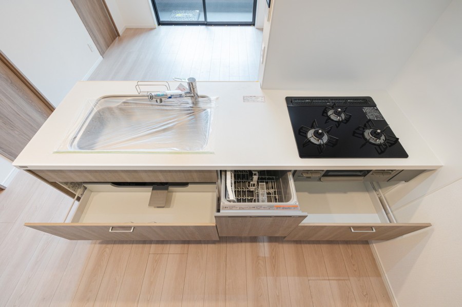 ◆食器洗浄乾燥機◆家事の時間を短縮できる優れもの。さらに節水・節約を同時に行うことができるので、大変人気があり重宝します。