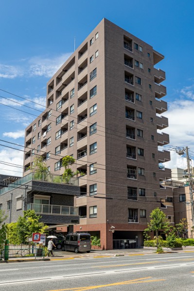 バラエティ豊かなショップ＆レストラン、映画館などで構成された多彩な商業施設を普段使いできる好ロケーション。さらに錦糸町の周辺には舌の肥えたグルメに愛される、上質な飲食店が充実しています。