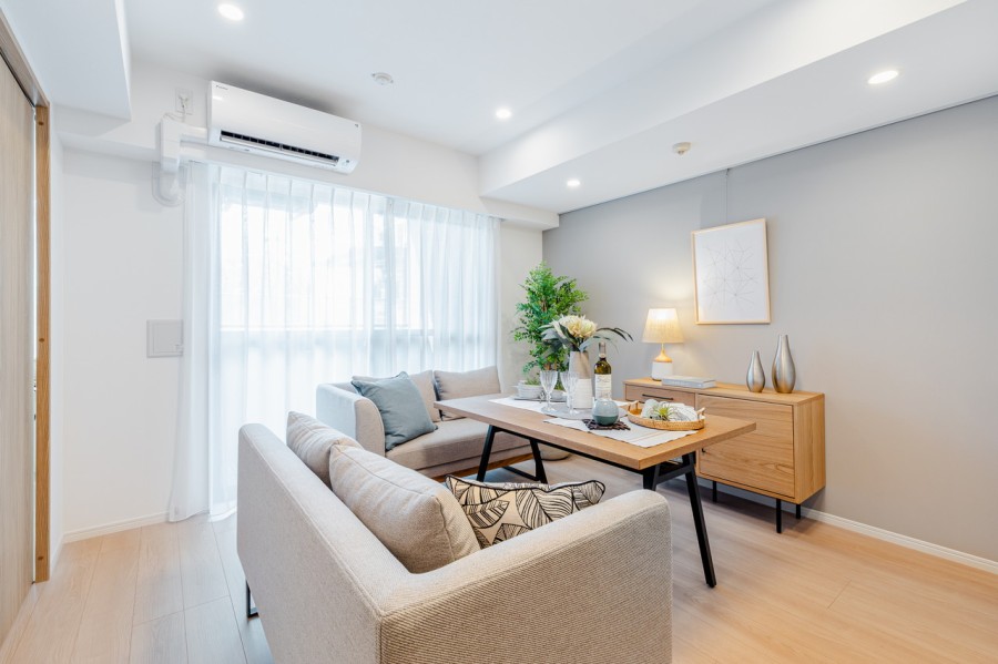 南向きの窓から光が差し込み、穏やかな時間が流れます。アートが飾れるピクチャーレール付き。家族団欒のひとときも、ひとりの時間も大切にお過ごしいただける住まいです。