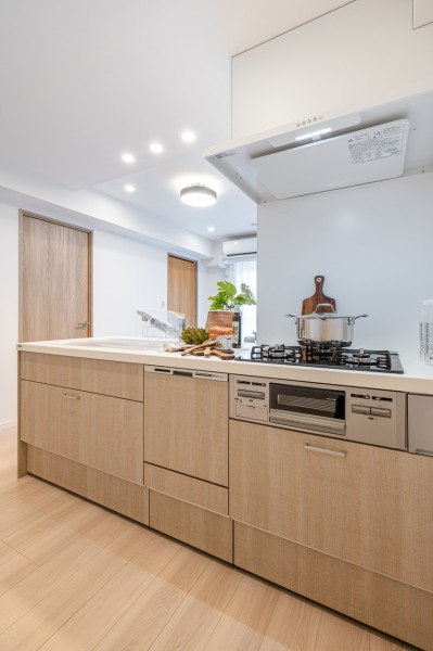 食器洗浄乾燥機を搭載したカウンターシステムキッチンです。コンロ前のみ壁付けになっているため、油はねなどのお手入れも楽ちんです♪