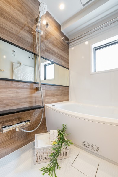 高級感がありゆったりとしたバスルームで、心ゆくまでリラクゼーションタイムをお楽しみいただけます。窓からは自然光も差し込み、換気のしやすさもうれしいポイントですね。