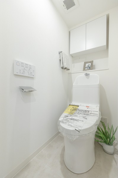 上品さ宿るレストルームにはスマートリモコンや上部吊戸棚収納などを備え付けました。毎日使うからこそ、細部にまでこだわった仕上がりです。