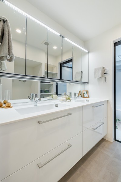 洗面室にはまるでホテルのようなダブルボウルの洗面化粧台を設置しました。大きな鏡や広々としたカウンタースペースで、ラグジュアリーな空間を演出します。