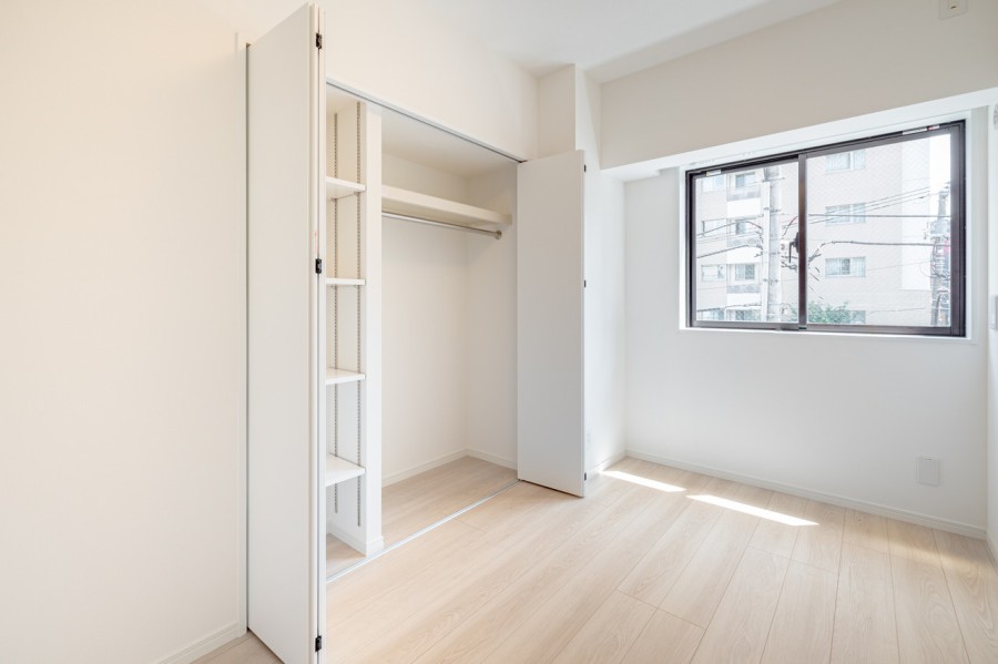 窓から温かな自然光が降り注ぐ、約4.4帖の洋室1です。テレワークや読書など、落ち着いた時間を過ごすのにもぴったりな空間です。