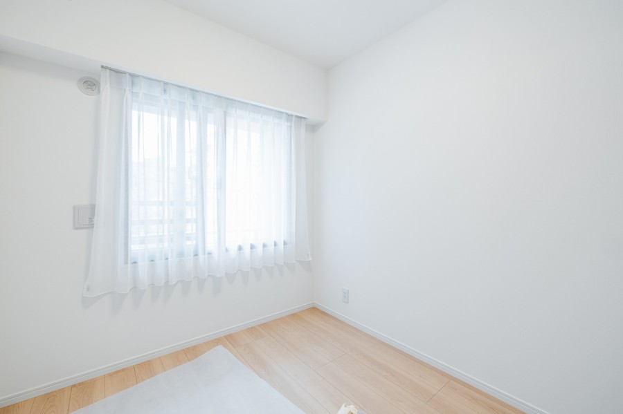 窓から温かな自然光が降り注ぐ、約4.4帖の洋室1です。テレワークや読書など、落ち着いた時間を過ごすのにもぴったりな空間です。