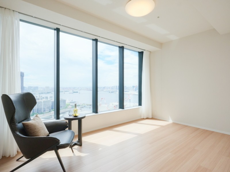 約9.1帖の洋室1は、大きな窓からの眺望を存分にお楽しみいただけるお部屋です。ゆとりを活かして主寝室にするもよし、贅沢な書斎のようにするもよしのユーティリティな空間です。