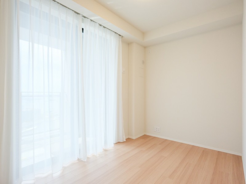 バルコニーに面した洋室2には柔らかな自然光が降り注ぎます。洋室1と同様にクローゼット付きのため、居住スペースを広々とお使いいただけます。