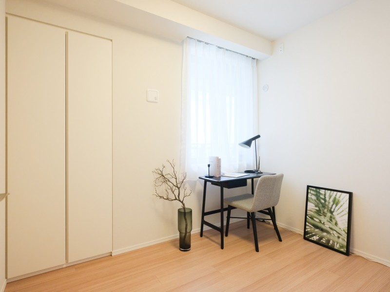 穏やかな時間が流れ、勉強や読書など落ち着いて作業したいときのワークスペースにも活躍しそうな洋室3です。