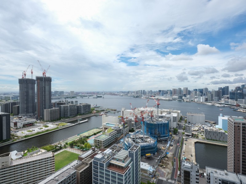バルコニーからは青々とした空と水の潤いを感じられます。フジテレビやレインボーブリッジを臨む景色、夜には都会らしさを感じる輝く夜景の世界をお楽しみいただけます。