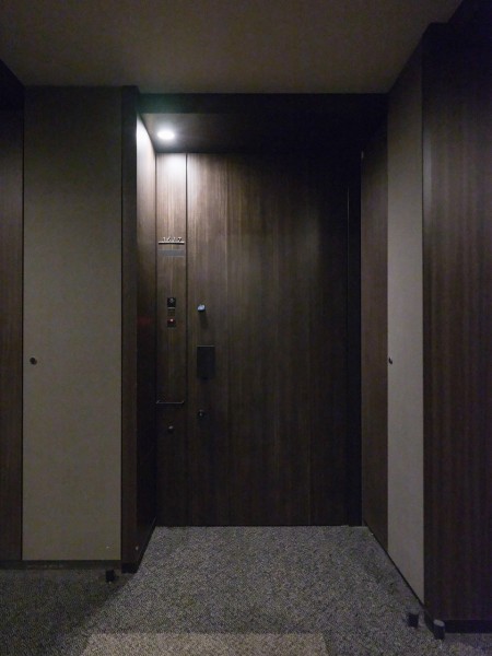 雨天時にも濡れる心配のない安心の内廊下設計です。共用部は細部に至るまで高級感を感じられ、大規模タワーマンションらしいグレードの高さを物語っています。