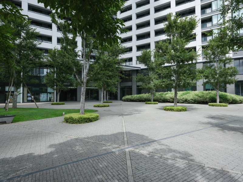 棟内には多彩な共用設備が充実しています。カフェやライブラリーラウンジ、キッズルームやフィットネススタジオ、ゲストルーム、スカイラウンジなどに加えて、コンシェルジュサービスも導入しています。