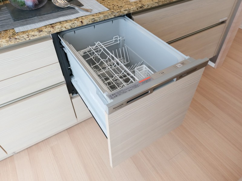 ◆食器洗浄乾燥機◆家事の時間を短縮できる優れもの。さらに節水・節約を同時に行うことができるので、大変人気があり重宝します。