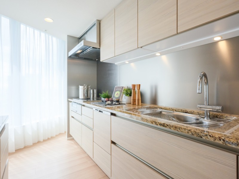 上質感を感じさせるデザイン性、豊富な収納や食洗器を搭載した機能性を兼ね備えた壁付けシステムキッチンです。明るくゆったりとしたキッチンならではの、快適な動線を確保しています。