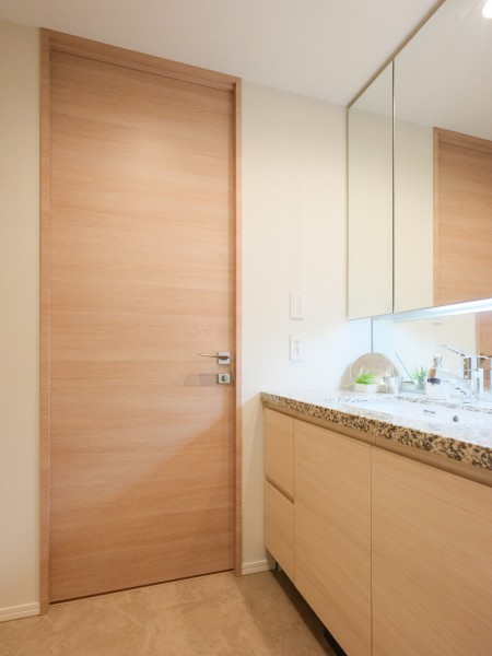 身支度の時間をも快適に彩る、美しく空間に溶け込む洗面化粧台です。タオルや着替えなどの保管に便利なリネン庫も備わっています。