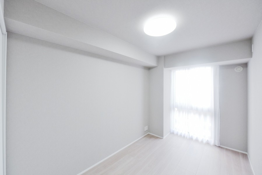 洋室2（約5.4帖）は南向きのバルコニーに面し、1日を通して優しい光が差込みます。課題や作業に集中して取り組め、ワークスーペースや書斎にもおすすめです。